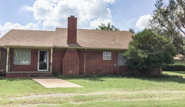 Stay at The Ranch, a 4 bedroom house close to Chickasha