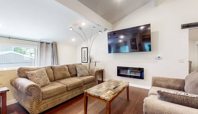 Stay at the stucco house…Beautiful , nicely decorated home , North Hudson