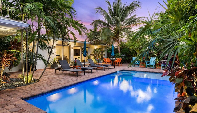 Stay at Tydes Inn – A Modern Tropical Getaway with Heated Pool & Festive Tiki Bar!