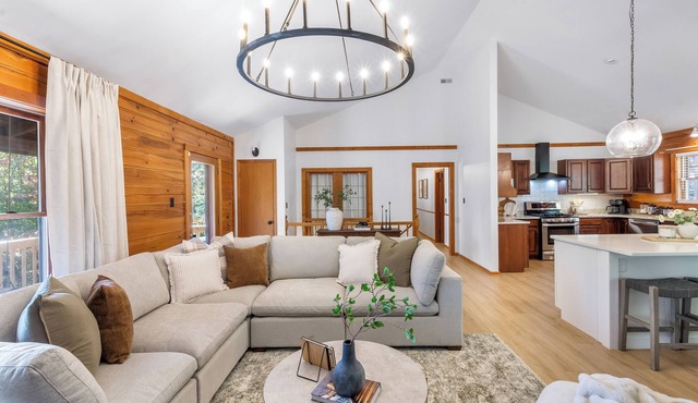 Stay at Wild & Blue, Log Home Retreat, Game Room w/Arcade
