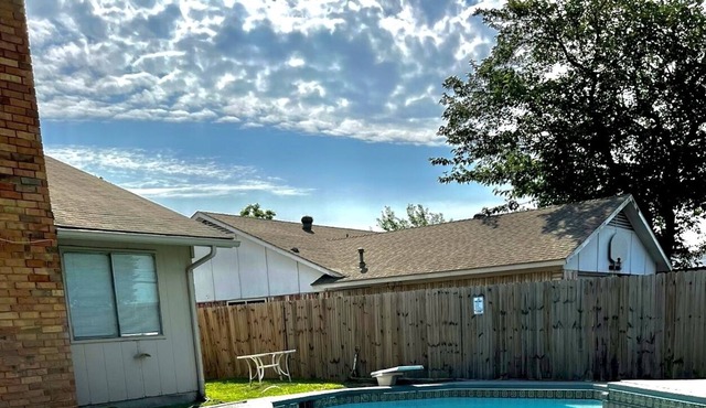 Stay Awhile: Comfort & Convenient Home with pool, 15 Min from DT Dallas