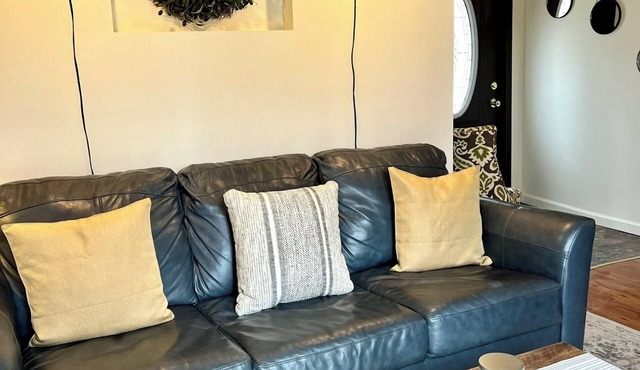 Stay Awhile!Swim/Fish/BoatAutumn Lake. 2 mins. to Salmon River! Cottage5