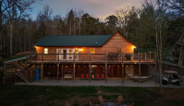 Stay@Black Sheep:Lakefront HotTub No Steps2Dock! Spacious Location Dog friendly