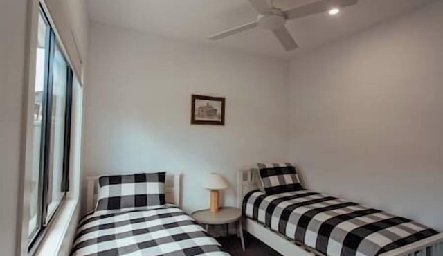 Stay by the lake! 2-bedroom granny flat