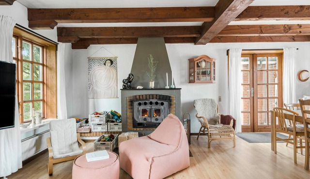 Stay by the Limfjord in this large and very well-equipped holiday home.