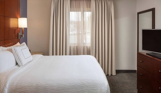 Stay Close to Downtown Nashville! 2 Suites with Free Breakfast & Pet Friendly