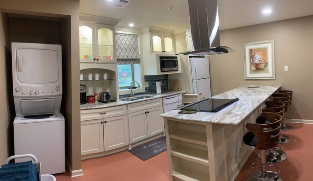 Stay close to entertainment! nDowntown LR 2 bedroom apt near Simmons Bank Arena