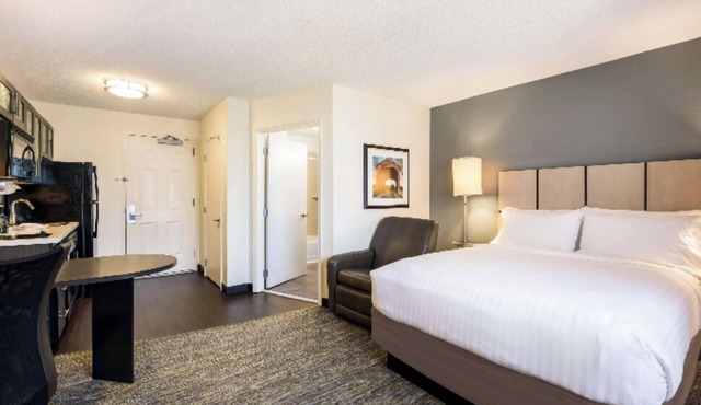 Stay Close to Galleria Dallas & Addison Circle Park! Pets Allowed, Full Kitchen!