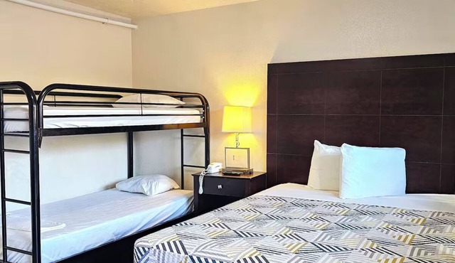 Stay Close to Lan Su Chinese Garden | Free Parking