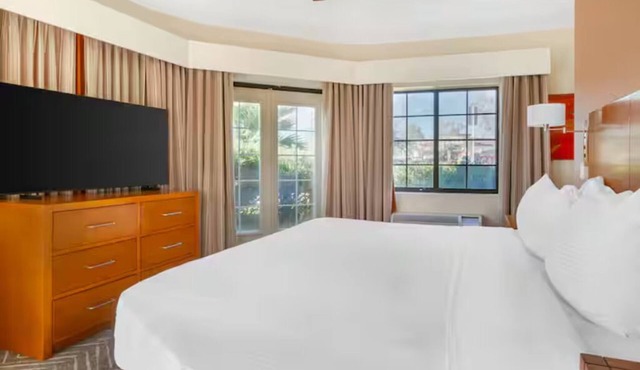 Stay Close to Reid Park Zoo in 2 Suites w/Kitchen and Outdoor Pool Access!