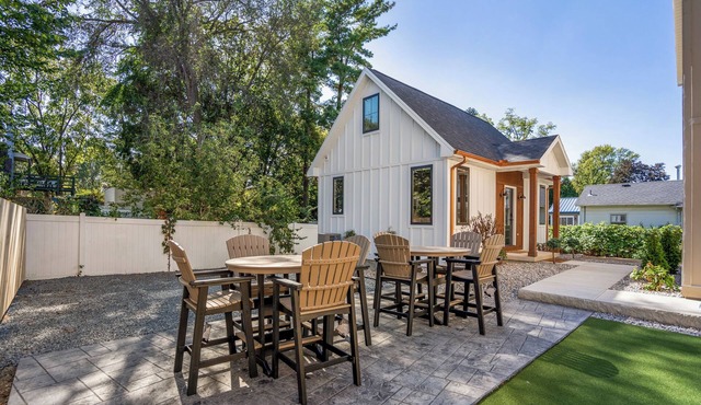 Stay close to your student in this private, brand-new tiny home near campus and downtown. Walk to great dining, enjoy modern comfort, and relax in a peaceful, thoughtfully designed space.