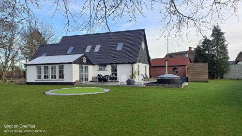 Stay Comfortably In Scenic Surroundings