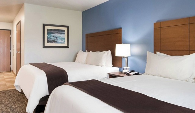 Stay Cozy in 2 Queen Beds w/Kitchen – Minutes to Omaha Zoo & Fun-Plex Adventure