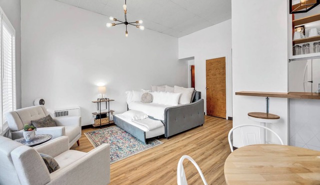 Stay Cozy in Downtown Helena – Your Home Base Awaits, No Cleaning Fee!