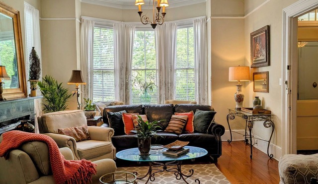 Stay Downtown at "The Clara" : Antiques, Charm & Room for Everyone with Parking!