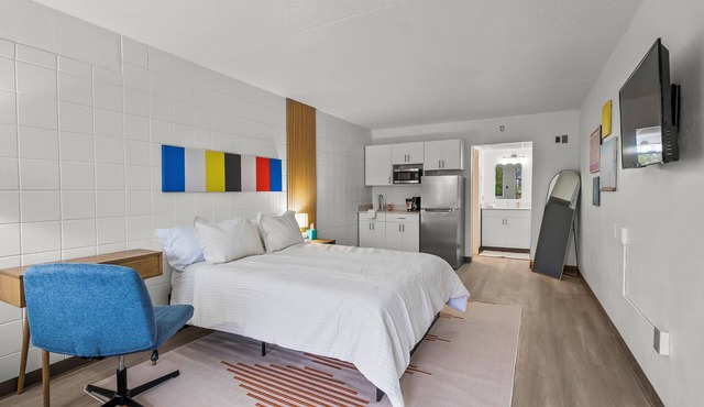 Stay Downtown, Free Gated Parking, Renovated Studio! 524