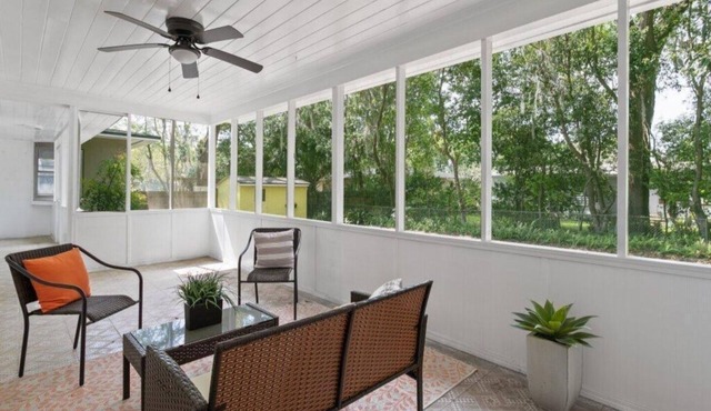 Stay For Business or Pleasure-Downtown 15 min, Beaches 20-Sleeps 10-Pets Welcome