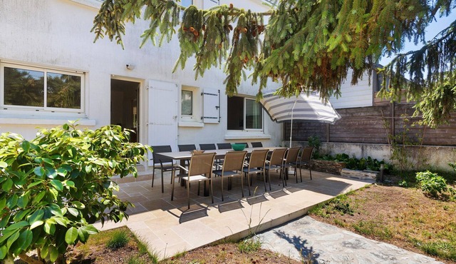 Stay for 10 People, Family-Friendly, 200m from the Beach