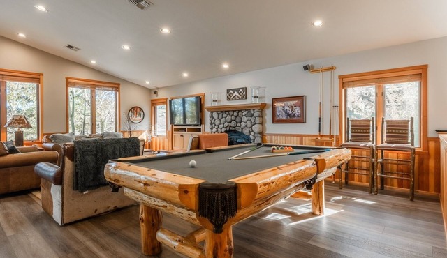 Stay for Ski! Fantastic Mountain Townhome! Shared Hot Tub! Pool Table! Views!