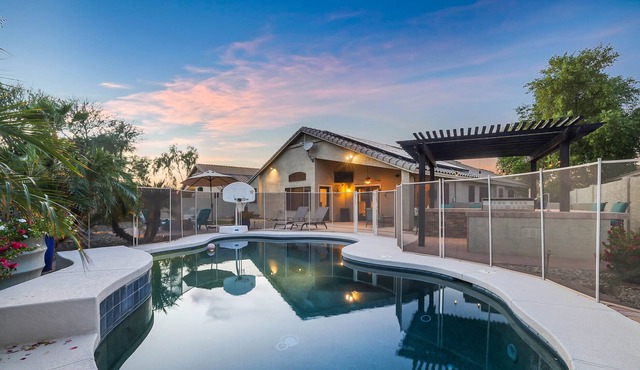 Stay for Super Bowl! Cozy Cactus Retreat, Private Pool in Great Location!