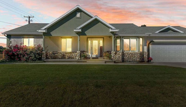 Stay & Gather in Luxury! So close to Everything!