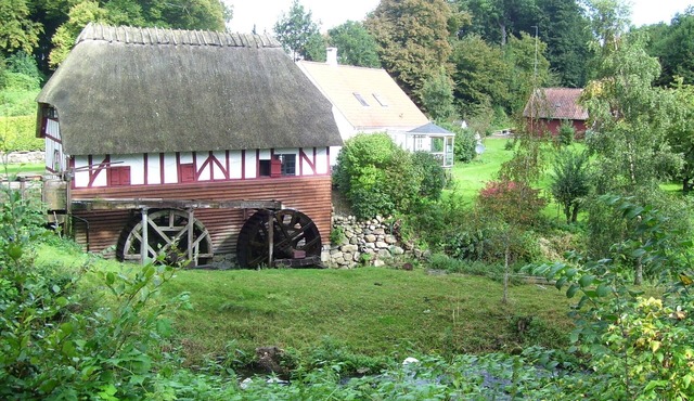 Stay idyllically at the old watermill and lake.