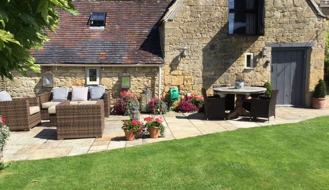 Stay in a 15 century Barn 20 minutes from Stratford on Avon