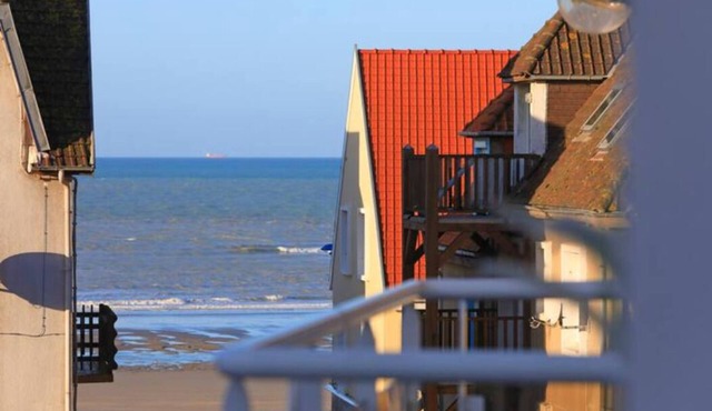 Stay in a 3-star all-comfort apartment with sea view - 1OO metres from the beach