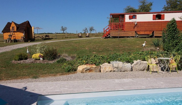 Stay in a caravan with pool and WiFi in Saône Valley