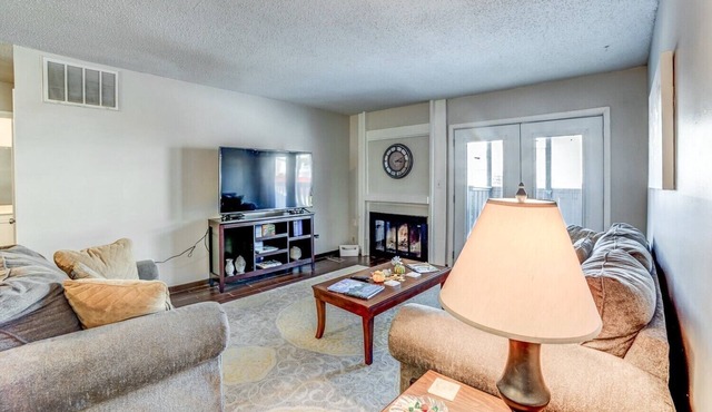 Stay in a classically designed apt near ORU, exercise trails, and restaurants!