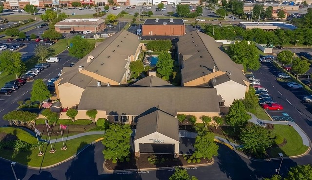 Stay in a Contemporary Pet Friendly Hotel Near Tennessee Aquarium!