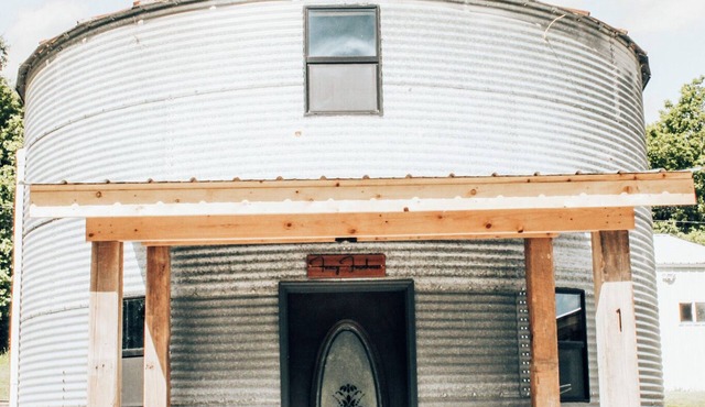 Stay in a Grain Bin! Unique Farmhouse Retreat with Modern Comforts. Unit 1