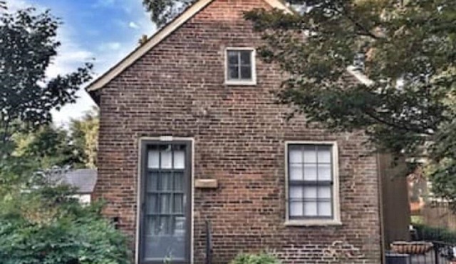 Stay in a historic Early 1800s Guest House!