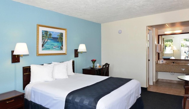 Stay in an Inviting Room Conveniently Near Restaurants, w/Free Parking & Pool