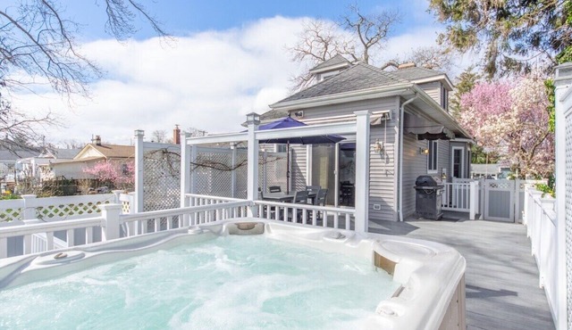 Stay in Belmar and explore Jersey Shore with everything you need just steps away. This comfortable private room with its own bathroom, new hot tub and own parking space is perfect for travelers who want convenience, comfort, and enjoyment.