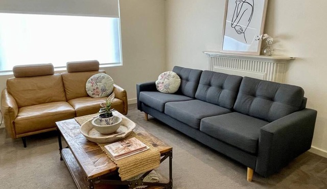 Stay in charming apartment in Grandview Building, Turvey Park. Free Wifi.