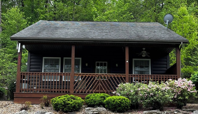 Stay in cozy cabin 1 off of Lake of the Ozarks in beautiful Sunrise Beach, MO