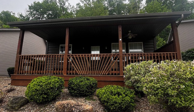 Stay in cozy cabin 4 off of Lake of the Ozarks in beautiful Sunrise Beach, MO