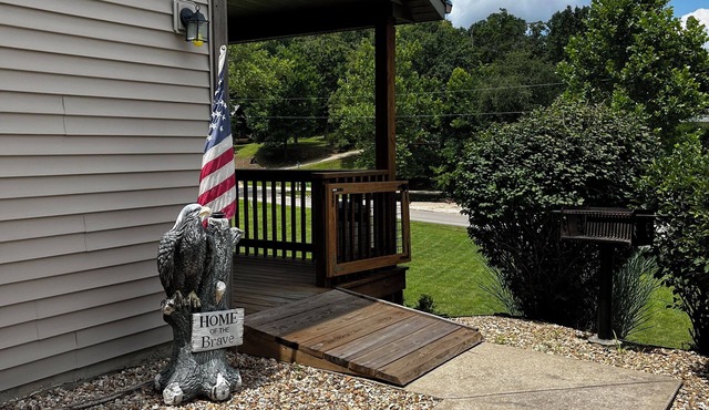 Stay in cozy cabin 5 off of Lake of the Ozarks in beautiful Sunrise Beach, MO