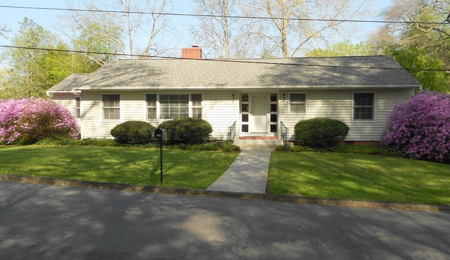 STAY IN DOWNTOWN! Park the car and enjoy BREVARD on foot !