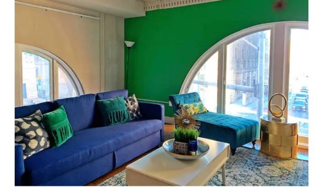 Stay in Downtowns 1st Skyscraper w/ Pool table & Gym