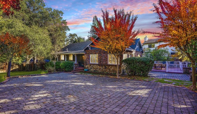 Stay in Glen Ellen in the heart of Sonoma best wineries.