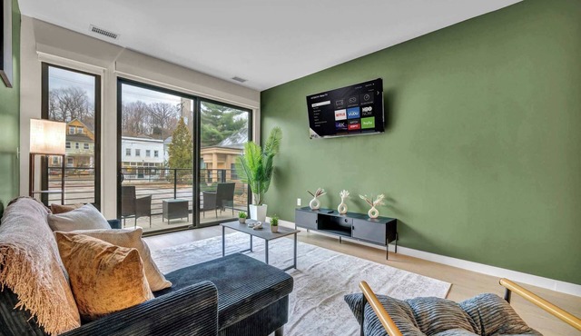Stay in Little Italy BalconyParkingKingBedWD