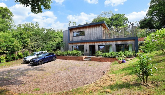 Stay in luxury at Kingswood, a 2-bedroom architect-designed Edinburgh holiday home.