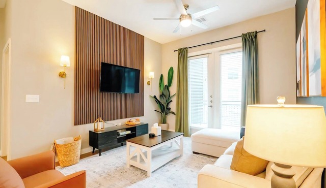 Stay in Luxury Just Steps Away From Fine Dining & Shopping, FREE Parking