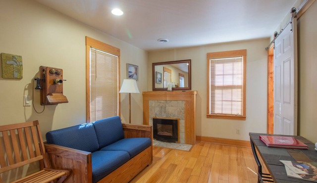 Stay In Ohiopyle & Relax in Town Near The GAP Trail, Hot Tub