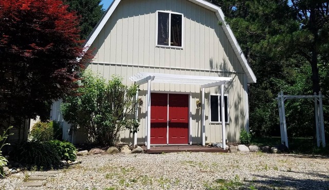 Stay in our Barn! Quiet country setting but still minutes from lansing