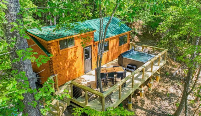 Stay in Style and Comfort at Moonshine Manor