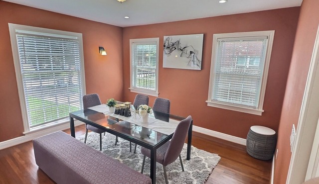 Stay in Style: Discover a Spacious Retreat Close to Everything!