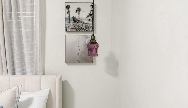 Stay in style: near DT + private bathroom